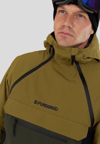 Zelená a olivová bunda s vysokým límcem, zipovou přední kapsou, černými akcenty a logem. Vyrobena z voděodolného materiálu.