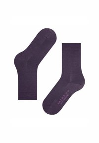 Une paire de chaussettes mi-mollet violet foncé, l'une montrant la semelle avec un petit texte rose écrivant "FALKE SOFT MERINO 37-39".