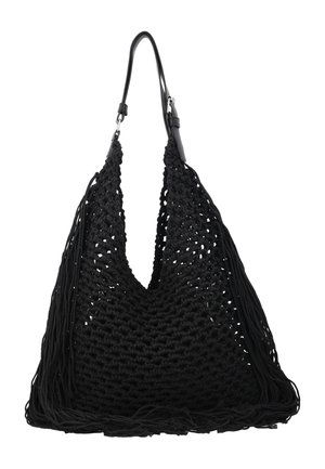 Sort strikket tote taske med frynser og justerbar læder skulderrem på hvid baggrund.