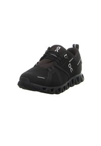 Schwarze Sportschuhe mit einem strukturierten Stoff-Obermaterial, elastischen Schnürsenkeln und einer flexiblen segmentierten Sohle mit einem profilierten Muster. Logo angezeigt.