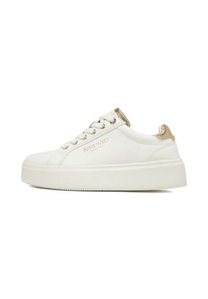 Białe sneakersy na platformie ze złotymi akcentami, wiązane i z logo "Nine West" po boku, widziane z zewnętrznej strony.