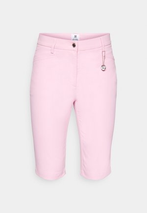 Rosa bermudashorts i et glat, letvægtsstof. Har en knaplukning, forlommer og en dekorativ metalcharme på lynlåsen.