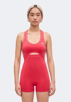 Un mannequin est face à l'avant sur un fond clair, portant une combinaison sans manches rouge Adidas avec des finitions blanches.