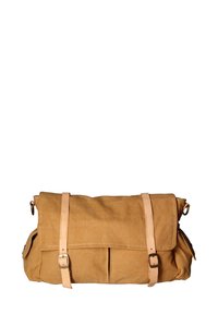 Borsa messenger in tela color beige, con cinturini in pelle e chiusura a fibbia, dotata di design a pattina e due tasche frontali per ulteriore spazio di archiviazione.