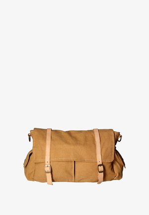 Canvas messenger bag in tan, met leren banden en sluiting met gesp, voorzien van een klepontwerp en twee buitenste zakken voor extra opslag.