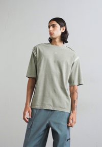 A-COLD-WALL* FACADE - Print T-shirt - grey-green/olive grey
