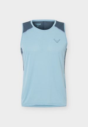 Ανοιχτό μπλε αθλητικό αμάνικο με σκούρα γκρι πάνελ στους ώμους και τα πλευρά, και μικρό σκούρο γκρι λογότυπο στο αριστερό στήθος.