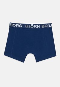Temno modri moški bokserji z kontrastnim elastičnim pasom, ki vključuje bele črke "BJÖRN BORG".