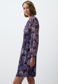 Bloemenprint jurk met lange doorschijnende mouwen, in paarse en blauwe tinten, met taille-naad en een losse pasvorm, gemaakt van lichtgewicht stof.