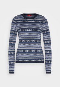 Pull bleu marine à manches longues avec motif géométrique et zigzag blanc et bleu clair, col rond et coupe ajustée.