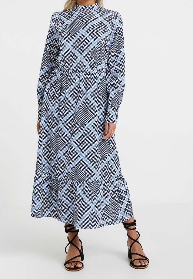 Långärmad klänning i medellängd med ett geometriskt mönster i svart, vitt och ljusblått, rund halsringning och samlad midja.