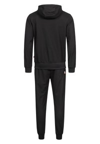 Fekete, hosszú ujjú kapucnis pulóver és hozzá illő, gumis mandzsettás melegítőnadrág, hátulnézetben, fehér háttéren.