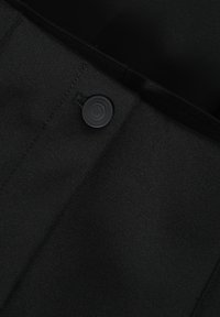 Pantaloni negri, croiți, dintr-un material neted, având un nasture rotund negru și un brâu plat cu un luciu subtil.