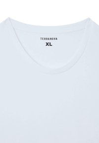 Biała bawełniana koszulka z okrągłym dekoltem, z czarnym nadrukiem "TERRANOVA" i "XL" na metce przy szyi. Gładka tekstura.