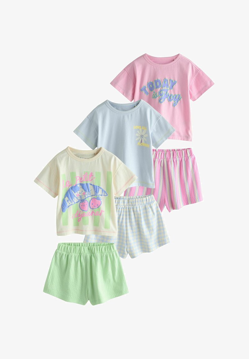 Trois ensembles pour enfants composés de hauts à manches courtes et de shorts à taille élastique en rose pastel, bleu, crème et vert, avec des motifs imprimés et des rayures.