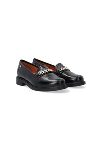 Schwarze Lederloafer mit glänzender Oberfläche und dekorativem goldenen Kettendetail an der Vorderseite. Niedriger Blockabsatz und abgerundete Zehenform.