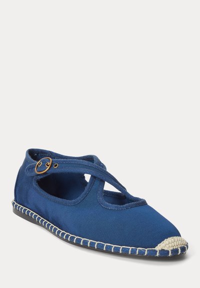 Plava platnena Mary Jane balerinka s bež prošivenim prstima i okruglom bakrenom kopčom na remenu, prikazana sa prednje strane.