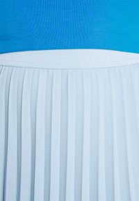 KnowledgeCotton Apparel DAFFODIL MIDI SKIRT - Saia plissada - chambray blue