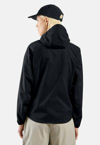 Schwarze wasserdichte Jacke mit Kapuze, langen Ärmeln und elastischen Bündchen. Der Rücken hat eine glatte Textur und ein minimalistisches Design.
