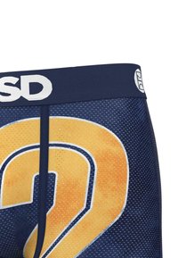 Mørkeblå treningsshorts med mesh-struktur, med et fremtredende gult grafisk design og en hvit merket midjebånd.