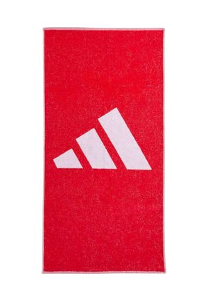 Asciugamano rettangolare rosso con tre strisce diagonali bianche di dimensioni crescenti da sinistra a destra al centro.