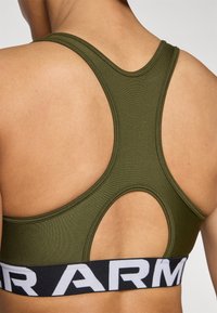 Under Armour HeatGear Mid Branded - Sujetadores deportivos con sujeción media - expedition green/white