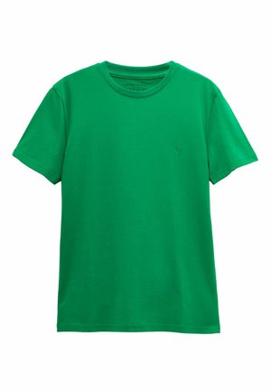 Roheline lühikeste varrukatega ümar-kaelusega T-särk väikese vasaku rinnal tikitud logoga, valgel taustal.