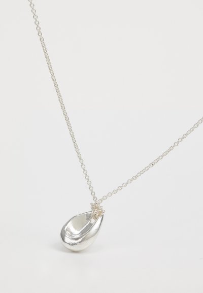 Ασημένιο κρεμαστό κολλιέ με charm σε σχήμα σταγόνας με γυαλιστερή επιφάνεια, κρεμασμένο από μια λεπτή αλυσίδα.