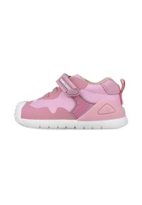 Scarpe da ginnastica rosa per bambini realizzate in materiali mesh e sintetici, con una fascia in velcro, suola in gomma e accenti rosa a contrasto.