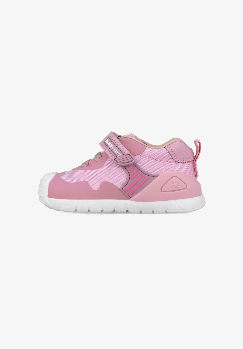 Scarpe da ginnastica rosa per bambini realizzate in materiali mesh e sintetici, con una fascia in velcro, suola in gomma e accenti rosa a contrasto.