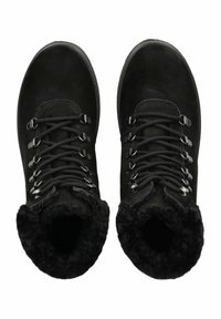 Botas negras con cordones, tienen un upper de ante y un forro de piel sintética. Cuentan con ojetes de metal y una suela gruesa y texturizada para mayor durabilidad.