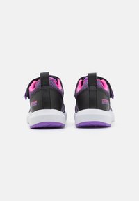 Skechers DYNAMIC TREAD - Zapatillas - black/hot pink