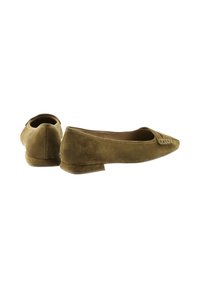 Ballerines en suede vert avec un bout pointu, un petit talon et des coutures décoratives à l'avant. Texture lisse, accents minimaux et finition douce.