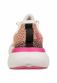 Zapatillas con una parte superior de malla texturada en naranja y negro, acentos en rosa, suela blanca y un tirador en la parte trasera negro.