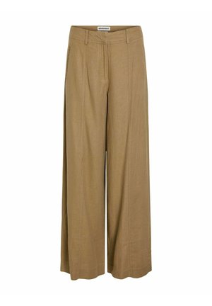 Pantalon taille haute à jambes larges de couleur brun clair avec passants de ceinture, poches latérales et plis marqués à l'avant.