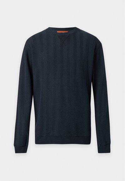 Pull bleu marine foncé à manches longues avec un motif chevron subtil, col rond et poignets et ourlet côtelés.