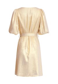 Goldfarbene Satinrobe mit Puffärmeln, einem taillierten Bund und einem knielangen Saum. Glatte Textur mit leichtem Glanz und minimalistischem Design.