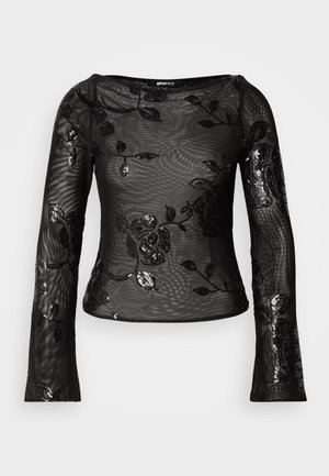 Top de malha preta de manga comprida com bordado floral e lantejoulas. Apresenta um decote amplo e uma silhueta ajustada. Acabamento texturizado com aparência transparente.