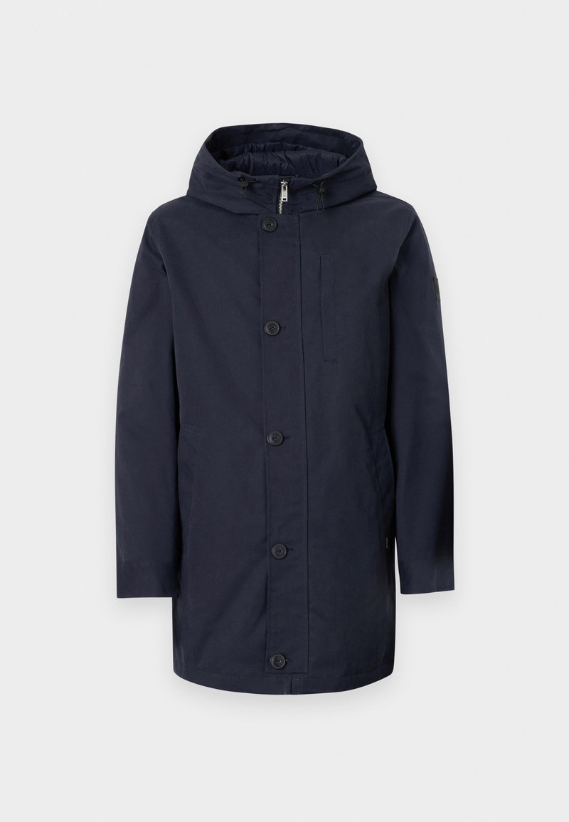 Granatowy męski płaszcz parka z kapturem, z przodu na zamek błyskawiczny i zapięciem na guziki, dwoma bocznymi kieszeniami oraz jedną pionową kieszenią na piersi.