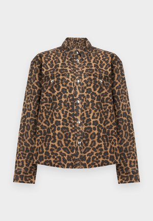 Chemise à manches longues avec boutonnière, imprimé léopard marron et noir, deux poches poitrine avec rabats à boutons, et un col classique.