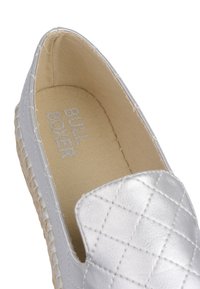 Scarpa slip-on in finta pelle argento con motivo trapuntato, interno beige e bordi rinforzati. Marchio visibile sulla soletta.