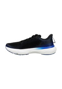 Zapatilla deportiva negra con una suela de degradado azul y una entresuela blanca, que presenta un tejido texturizado en la parte superior y un sistema de cordones.