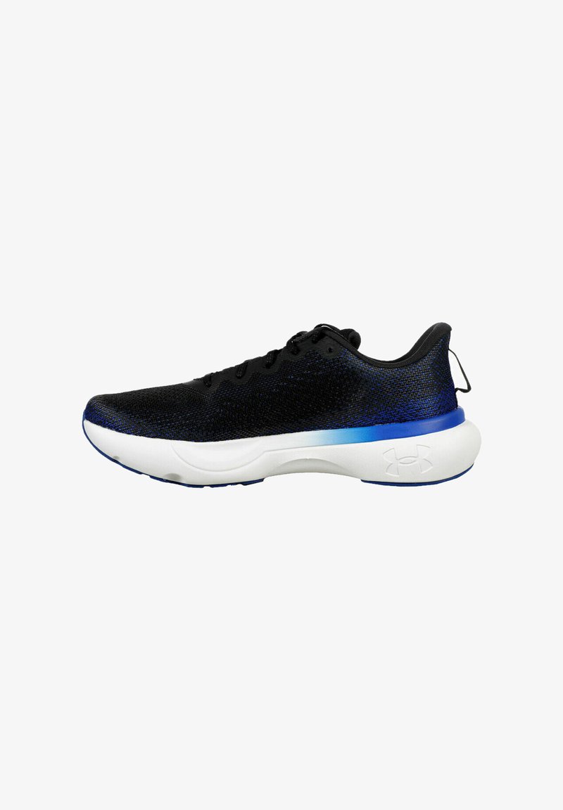 Zapatilla deportiva negra con una suela de degradado azul y una entresuela blanca, que presenta un tejido texturizado en la parte superior y un sistema de cordones.