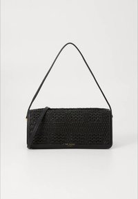 Sac à main noir avec une texture tissée, des garnitures en cuir lisse et une bandoulière ajustable. Il présente un logo doré à l'avant.