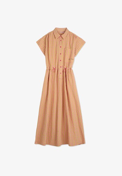 Žlté a ružové kárované šaty s krátkymi rukávmi, gombíkovým zapínaním vpredu a nariadeným pásom; obsahujú náprsné vrecko a detaily so šnúrkami.