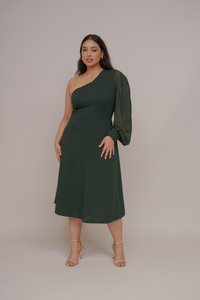 Robe midi verte avec une épaule dénudée ; détails de manche fluide et transparente ; tissu doux ; associée à des talons dorés à brides.
