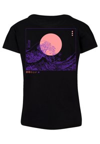 T-shirt noir avec un graphisme comprenant un cercle rose et des motifs de vagues violettes, accentués par de petits détails violets et du texte orange.