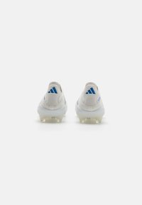 Weiße Sport sneakers mit einem eleganten Design, textilem Obermaterial, blauen Akzenten und einer transparenten, genoppten Sohle, von hinten betrachtet.