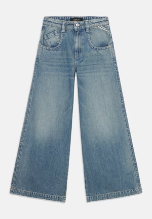 Helleblaue, weit geschnittene Jeans aus Denim, mit hoher Taille, zwei vorderen Taschen und fransigem Saum. Gleiche Textur mit subtilen Verblassungen.