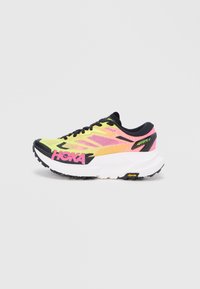 Scarpa da corsa HOKA gialla brillante e rosa con lacci neri, suola spessa bianca e etichetta "Mafate X" sul tallone su uno sfondo bianco neutro.